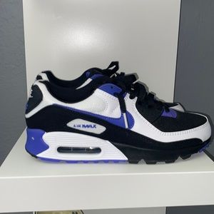 Size 9 Mens Purple, White, and Black Nike Air Max, No tags but in new condition!
